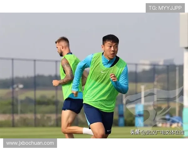 武汉三镇鏖战赛场激烈对决展现球队韧性引爆球迷无限激情