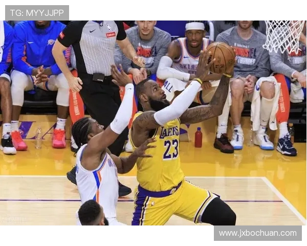 2013年雷霆与湖人经典对决回顾：激情碰撞与传奇瞬间的交织